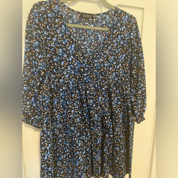 Like New! Short tiered floral dress - Picture 2 of 6